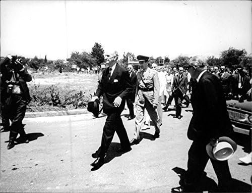 Реколта снимка на Георгиос Папандреу, гуляющего с други хора.
