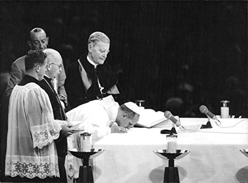 Реколта снимка на папа Павел VI, склоняющегося с лък по време на литургия.Настъргват - октомври 1965 г.