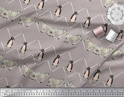 Плат за шиене от сив крепированного коприна Soimoi с шарени пингвин и животни в ивица с ширина от 42 инча